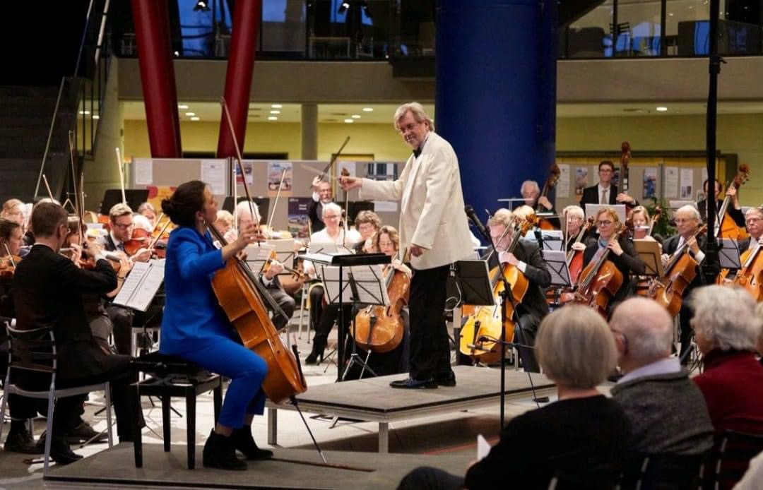 Adriana Rojo Ruiz interpretando el violonchelo con una orquesta